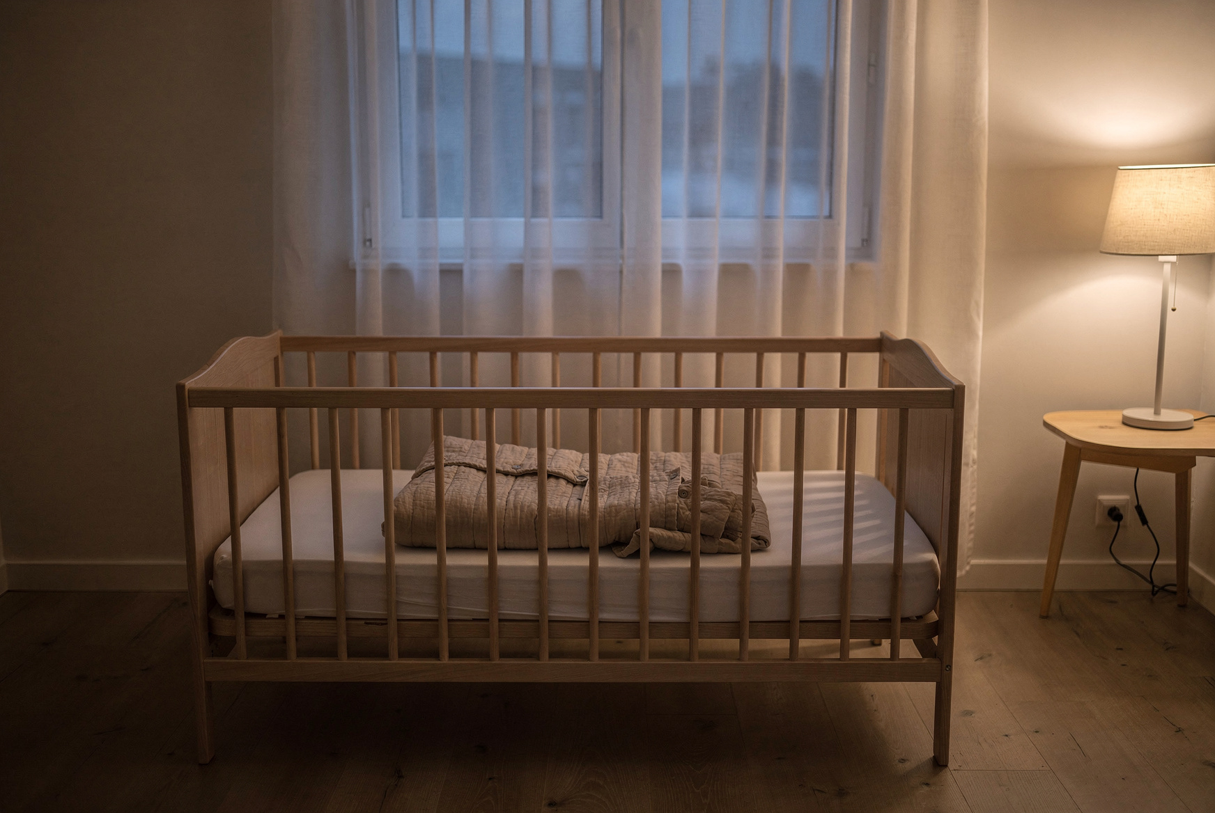Gigoteuse pliée dans un lit à barreaux d'une chambre de bébé